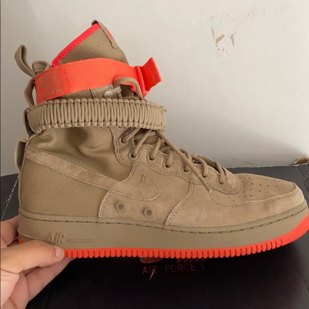 Nike SF AF1 9.5 khaki/ khaki-rush coral